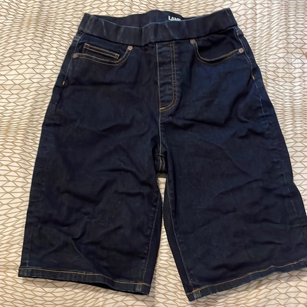 Lands’ End denim Bermuda shorts, size 8. Pockets!